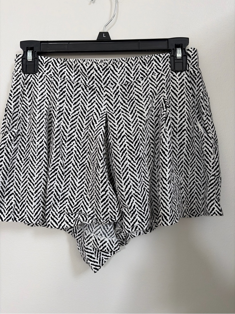 Old Navy Black & White Chevron Skort